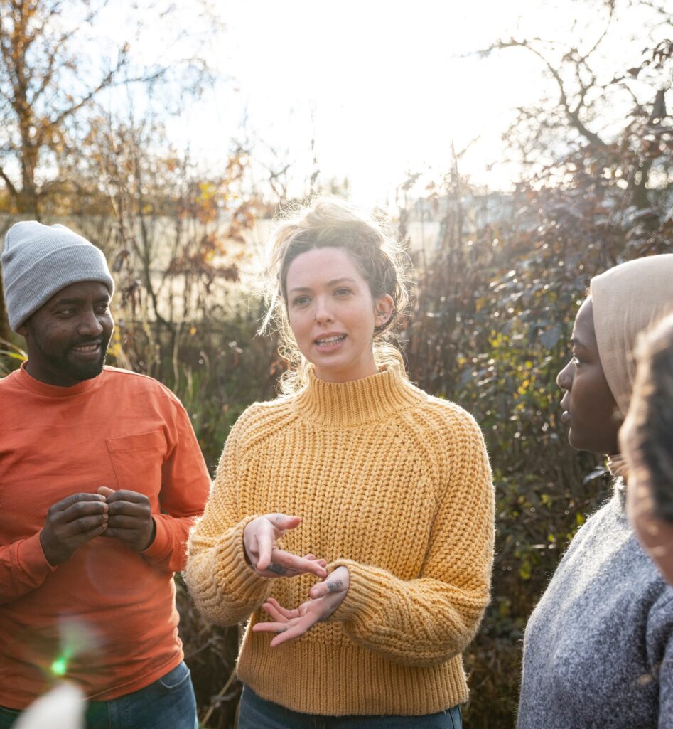 Une femme expliquant un projet RSE à un groupe de personne