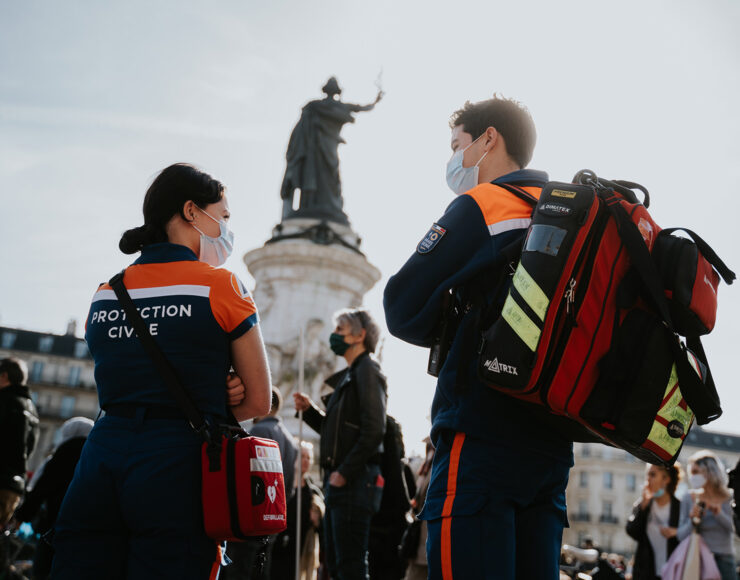 Deux secouristes dans un rassemblement