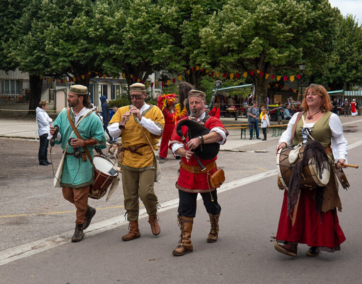 Groupe de musicien et musicienne en costumes médiévaux