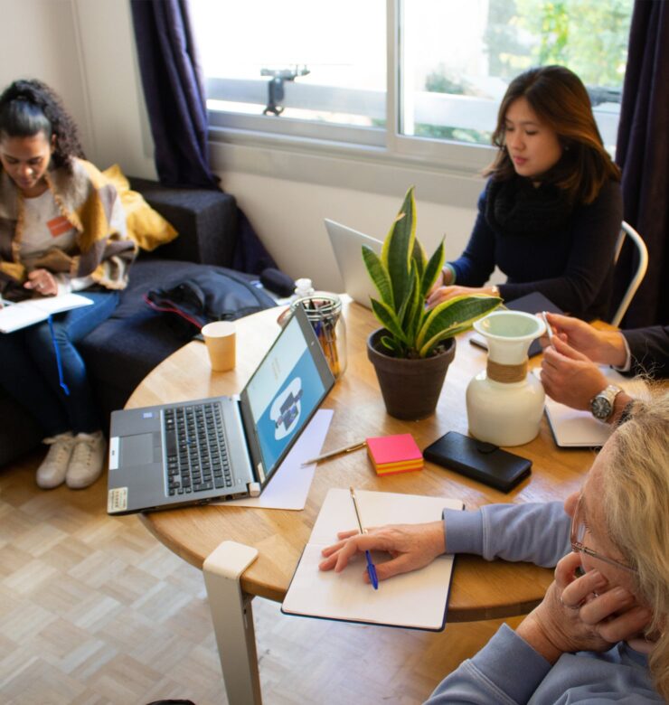 Nos équipes du recrutement chez Blue Soft en réunion autour d'une table