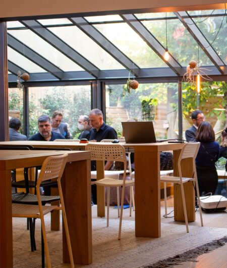 Equipe Consulting en train de partager un petit déjeuner lors d'un séminaire