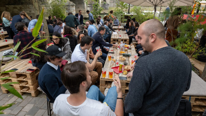 Personnes réunis sur les quais pour un afterwork de Code Insider