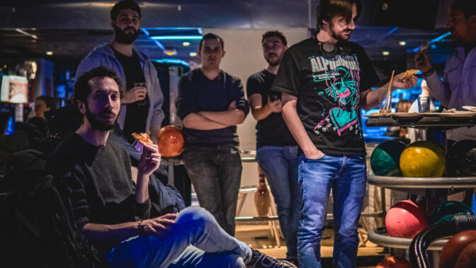 Personnes réunis pour un bowling