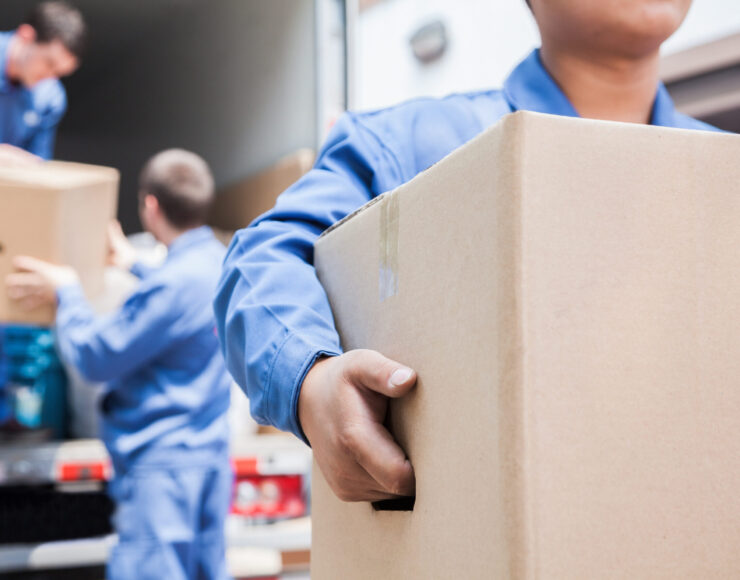 Personnes en train de déménager - Blue Soft soutient SoliMove dans le cadre du Projet Indigo
