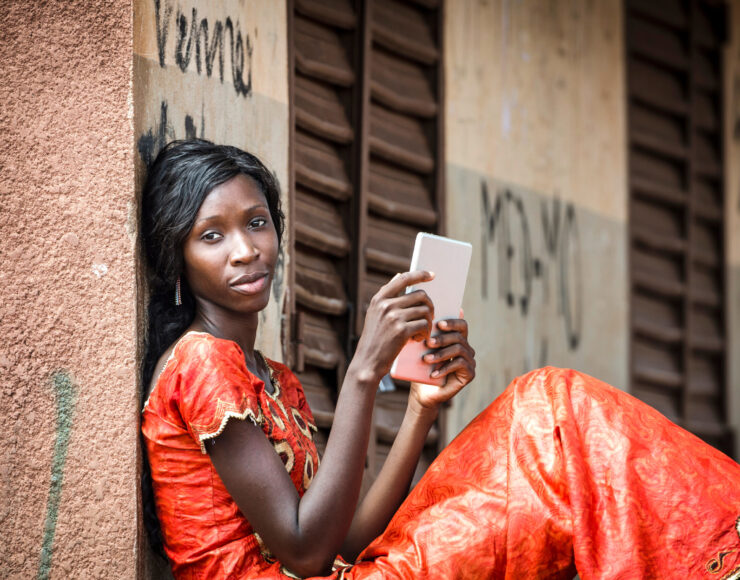 Une femme sur une tablette