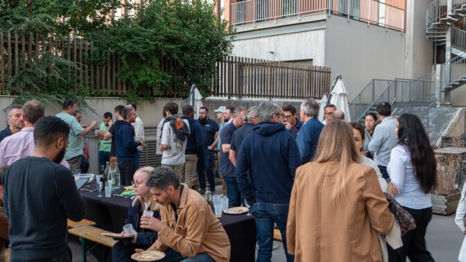 Plusieurs personnes réunies pour une soirée de rentrée de Blue Soft Empower