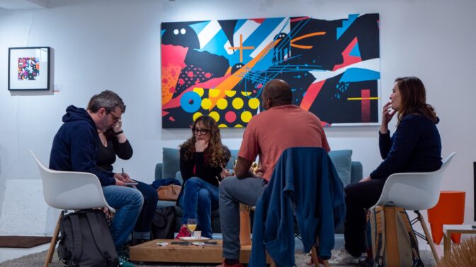 Des personnes en train d'écouter et de réflechir lors du séminaire de Blue Soft Empower