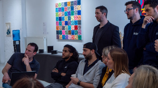 Des personnes en train d'écouter et de réflechir lors du séminaire de Blue Soft Empower