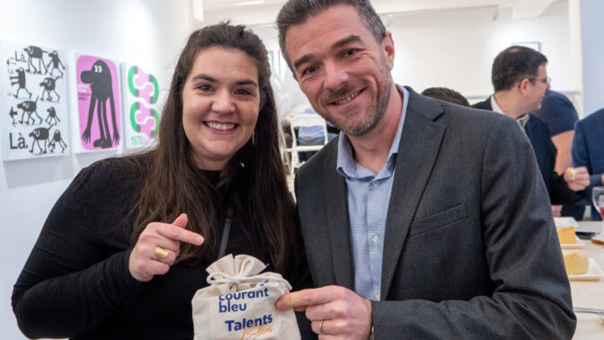 Deux personnes en train de montrer un objet Talents Bleus lors du séminaire de Blue Soft Empower