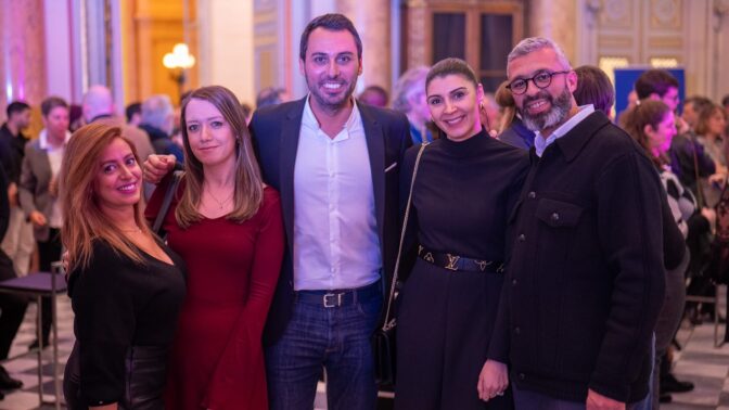 Cinq personnes qui sont des Talents Bleus de Blue Soft Engieneering en train de sourire pour la photo