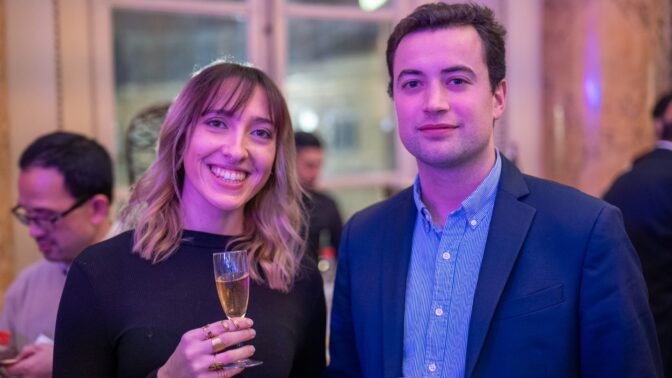Deux personnes qui sont des Talents Bleus de Blue Soft Engineering en train de sourire pour la photo