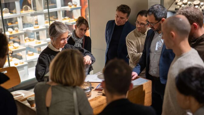 Des personnes faisant partie de Blue Soft Consulting en train de regarder une démonstration