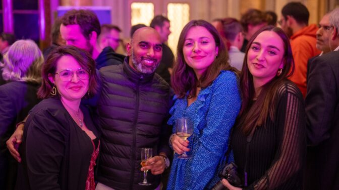 Plusieurs personnes en train de poser pour une photo lors d'une soirée de Blue Soft