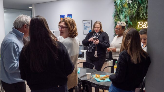 Plusieurs personnes en train de manger la galette des rois chez Blue Soft