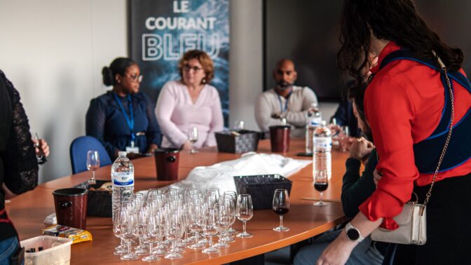 Des personnes réunis autour d'une table chez Blue Soft pour une dégustation de vin