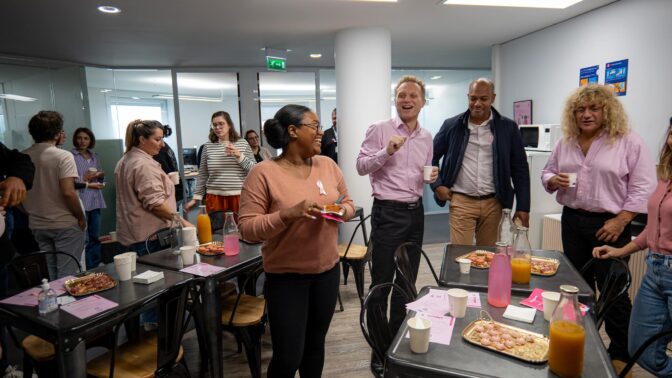 Nos Talents Bleus Le Renard Bleu lors du goûter rose à l'occasion d'Octobre Rose au sein de Blue Soft