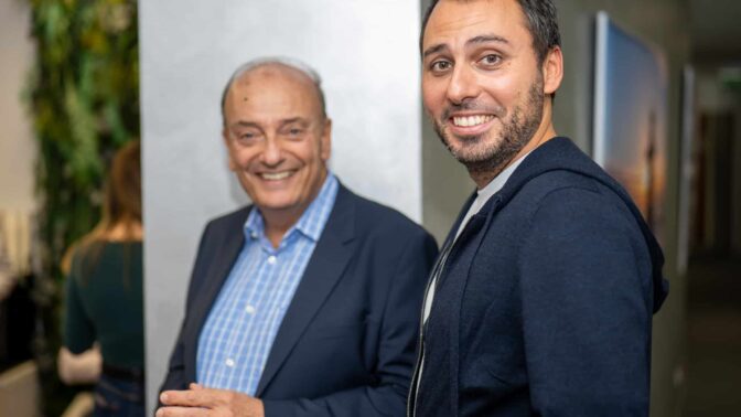 Deux personnes de Blue Soft en train de poser pour la photo