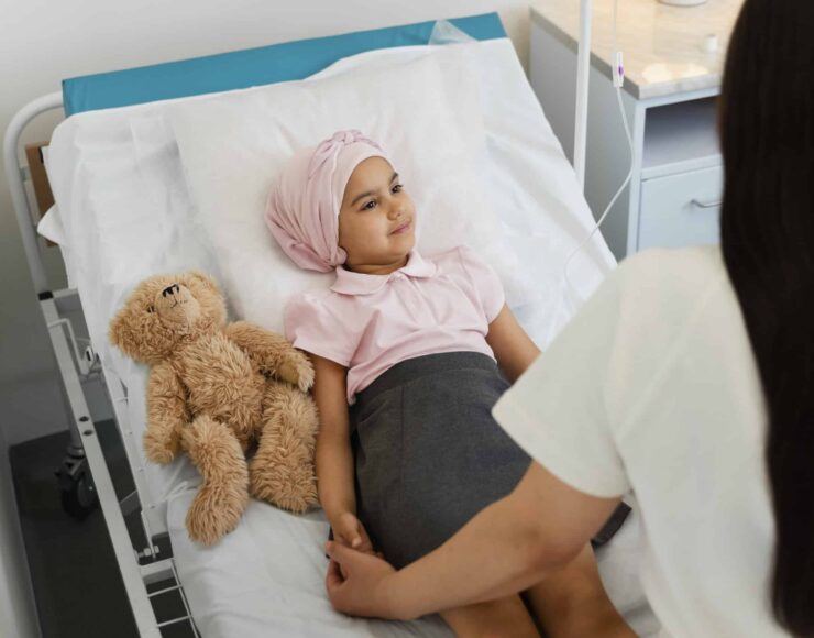 Petite fille sur un lit d'hôpital - Association Alliance Syndrome Dravet soutenu par Blue Soft dans le cadre du Projet Indigo