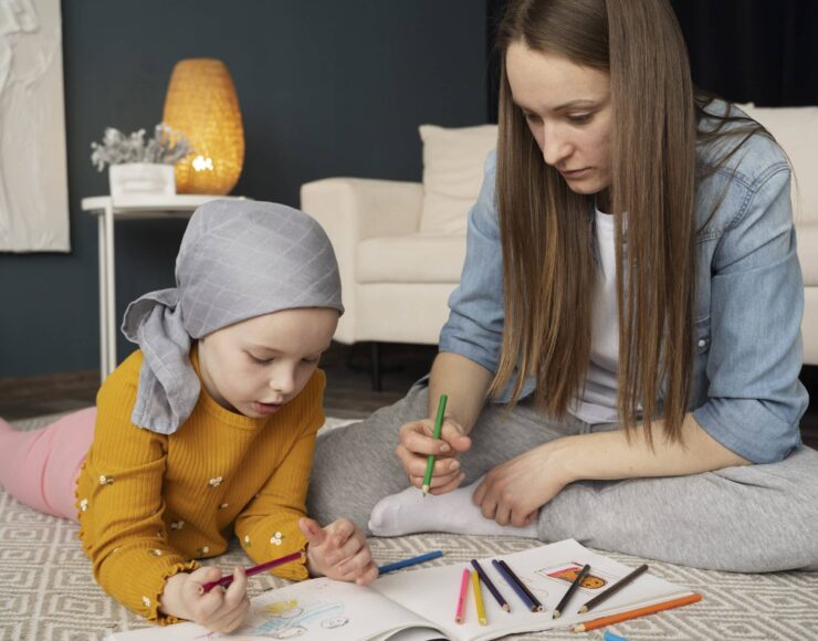 Un enfant et une femme en train de faire du coloriage sur un carnet pour illustrer l'Association BVHB – Bien Vivre à l’Hôpital de Buillon soutenu par Blue Soft dans le cadre du Projet Indigo