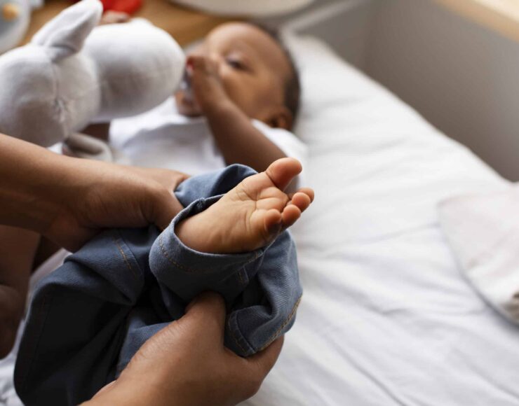 Un bébé sur un lit d'hopital avec un doudou pour illustrer l'Association Syndrome de Rett soutenu par Blue Soft dans le cadre du Projet Indigo